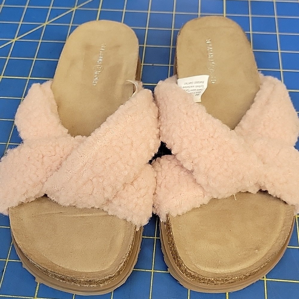 Treasure & Bond Cozy Pink Fuzzy Slide Sandals 6M